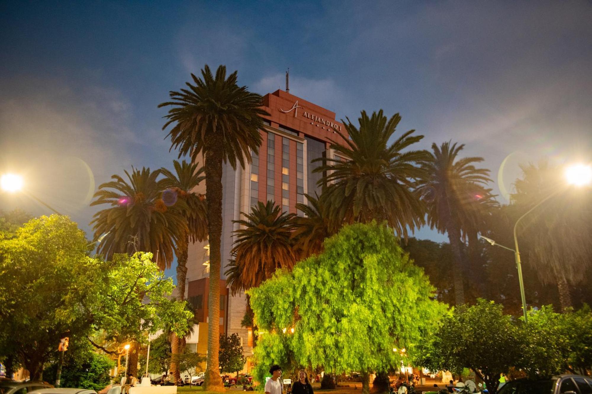 Alejandro 1º Hotel Salta Exterior photo The hotel at night